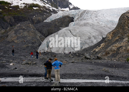 People walking towards the face of Exit glacier Stock Photo