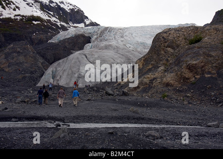 People walking towards the face of Exit glacier Stock Photo