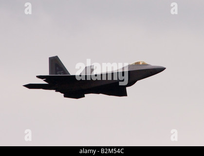 United States Air Force Lockheed Martin F 22A Raptor jet fighter dispaying at the Farnborough Airshow 2008 Stock Photo