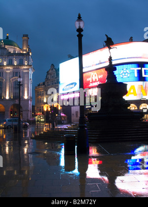EROS STATUE SHAFTSBURY MEMORIAL FOUNTAIN (©ALFRED GILBERT 1893) PICCADILLY CIRCUS WEST END LONDON ENGLAND UK Stock Photo
