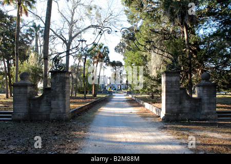 STONE AND IRON GATES AT THE ENTRANCE TO THE RUINS OF DUNGENESS MANSION ON CUMBERLAND ISLAND GEORGIA USA Stock Photo