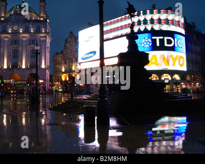 EROS STATUE SHAFTSBURY MEMORIAL FOUNTAIN (©ALFRED GILBERT 1893) PICCADILLY CIRCUS WEST END LONDON ENGLAND UK Stock Photo