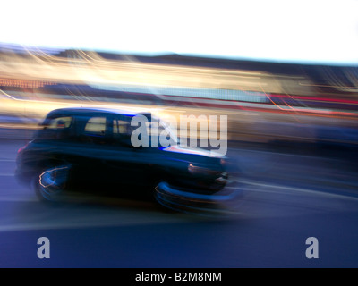 BLACK TAXI CAB (©LONDON TAXI COMPANY 2008) PICCADILLY CIRCUS LONDON ENGLAND UK Stock Photo