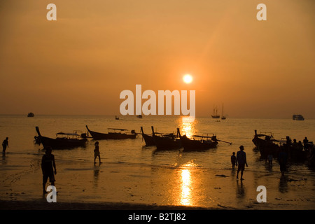 Boats anchoring at Hat Rai Leh, Railey West in sunset, Laem Phra Nang, Railay, Krabi, Thailand, after the tsunami Stock Photo