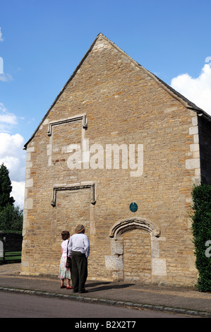 Couple looking at blue plaque commemorating birth of Richard III on a house with bricked up windows to avoid paying Window Tax. Stock Photo