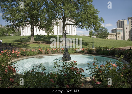 Water fountain and VA State Capitol, Richmond VA Stock Photo