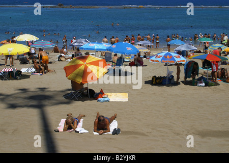 Playa de las Alcaravaneras beach in Las Palmas capital of Gran Canaria, Spain  Photo: pixstory / Alamy Stock Photo