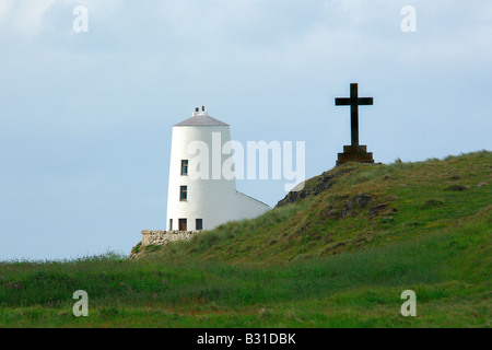 St Dwynwen Cross and the lighthouse at Porth Twr Mawr on Llanddwyn Island off the coast of Anglesey at Newborough Warren Stock Photo