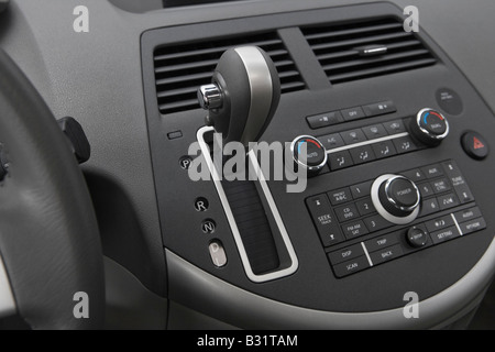 2008 Nissan Quest 3.5 SE in Blue - Engine Stock Photo - Alamy