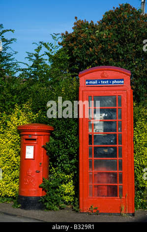 Traditional red George V pillar post box beside a classic red K6 telephone kiosk Stock Photo