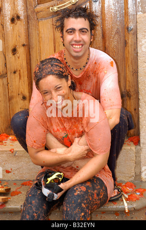 Tomatina, tomato fight, Couple smiling Valencia Spain Clean up operation after  laugher fun, hurling tomatoes  Buñol  Bunol Stock Photo