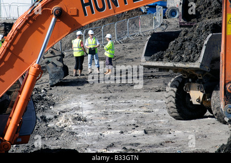 UK ENGINEERS AT THE SITE OF THE  CONSTRUCTION OF FUTURE OLYMPIC STADIUM NEAR STRATFORD, EAST LONDON ENGLAND Photo Julio Etchart Stock Photo
