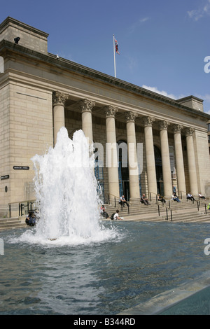 City of Sheffield, England. Water fountain at Barker’s Pool with Sheffield City Hall in the background. Stock Photo