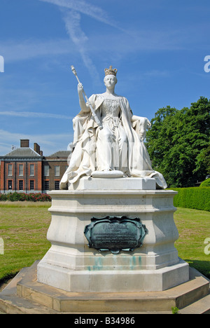 Statue of Queen Victoria at Kensington Palace London Stock Photo