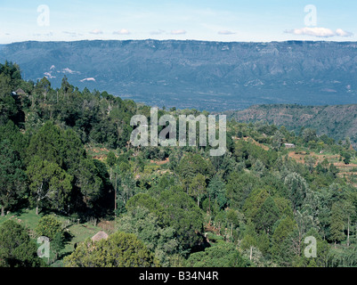 Kenya, Rift Valley Province, Kabarnet. A fine view from the cultivated slopes of the Tugen Hills looking across the Kerio Valley to the Keiyo Escarpment rising in the distance. This escarpment forms the western wall of the Gregory Rift - one of the most spectacular stretches of Africa's remarkable Great Rift Valley. The top of the escarpment rises to over 8,00 feet. Stock Photo