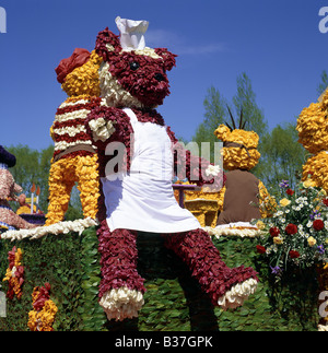 40th Anniversary Flower Parade Churches float Large red teddy bear SPALDING LINCOLNSHIRE ENGLAND Stock Photo