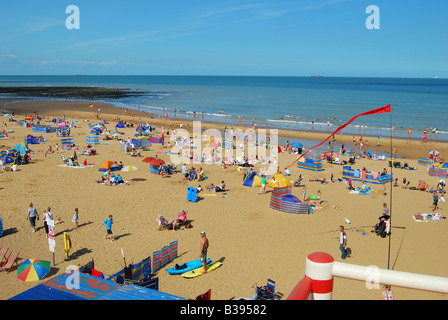 A crowded Joss Bay beach near Broadstairs, Isle of Thanet, Kent ...