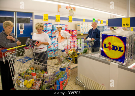 customers shopping at Lidl supermarket Stock Photo