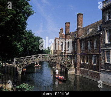 Mathematical bridge and punts, Cambridge, Cambridgeshire Stock Photo