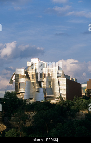 STAINLESS-STEEL CLAD FREDERICK R. WEISMAN ART MUSEUM IN DOWNTOWN MINNEAPOLIS, MINNESOTA. ARCHITECT: FRANK GEHRY. Stock Photo