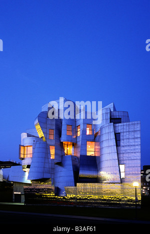 STAINLESS-STEEL CLAD FREDERICK R. WEISMAN MUSEUM IN MINNEAPOLIS, MINNESOTA.  ARCHITECT IS FRANK GEHRY. Stock Photo