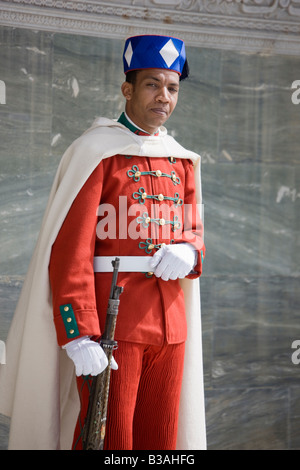 A royal guard stands at the entrance to the Mausoleum of Mohammed V in Rabat Stock Photo