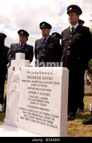 Ceremony at graveside to unveil a plaque in memory of Fireman Frederick Davies 1913 1945 who died in line of duty Stock Photo