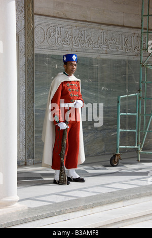 A royal guard stands at the entrance to the Mausoleum of Mohammed V in Rabat Stock Photo