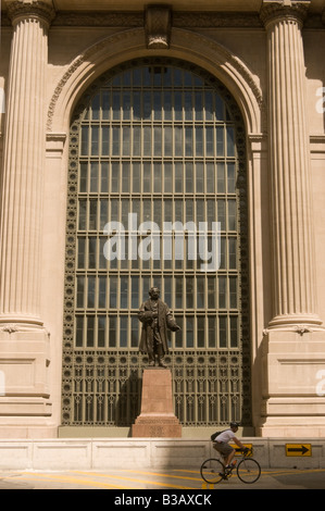 Cornelius Vanderbilt Statue, Grand Central Station, NYC Stock Photo - Alamy