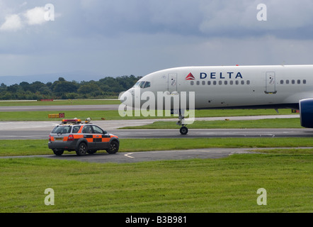The Nose Section of Delta Airlines Boeing 757 [757-2Q8-ER] Airliner Taxiing on Arrival at Manchester Ringway Airport England UK Stock Photo