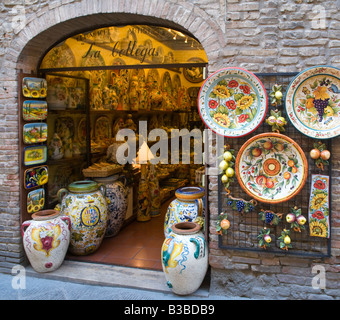 Pottery shop in Saint Gimignano, Valle de Orcia, Tuscany, Italy Stock Photo