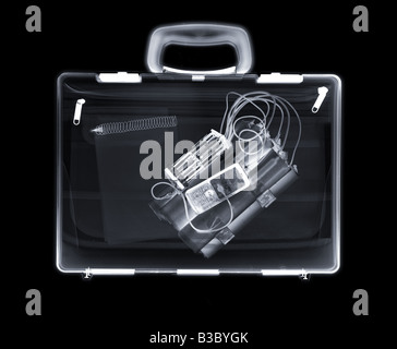 X-ray of a bag containing a bomb and a notepad Stock Photo