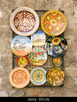 Colourful plates outside the ceramics shop in Saint Gimignano, Valle de Orcia, Tuscany, Italy Stock Photo