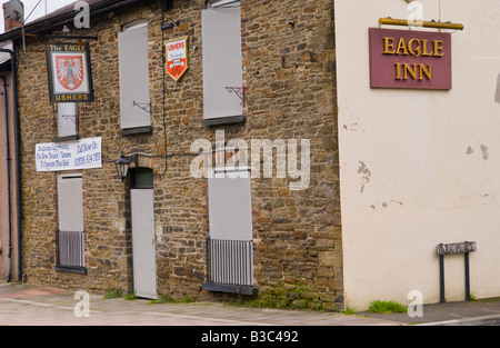 Eagle Inn public house closed and shuttered waiting for a new tenant Crosskeys Gwent South Wales Stock Photo