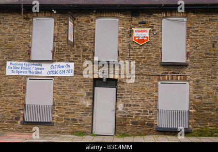 Eagle Inn public house closed and shuttered waiting for a new tenant Crosskeys Gwent South Wales Stock Photo