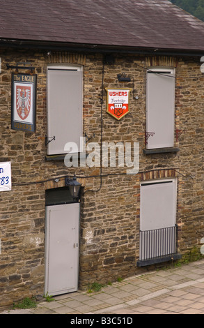 Eagle Inn public house closed and shuttered waiting for a new tenant Crosskeys Gwent South Wales Stock Photo