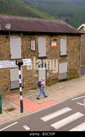 Eagle Inn public house closed and shuttered waiting for a new tenant Crosskeys Gwent South Wales Stock Photo