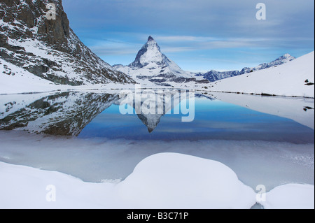 Matterhorn spiegelt sich im Riffelsee Zermatt Wallis Schweiz Stock Photo