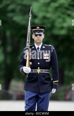 US Army soldier stands guard at the Tomb of the Unknown, Arlington National Cemetery Stock Photo
