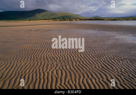 DINGLE PENINSULA SAND PATTERNS ON THE BEACH AT BALLYOUGHTERAGH BAY ON THE DINGLE PENINSULA SOUTHERN IRELAND 1991 Stock Photo