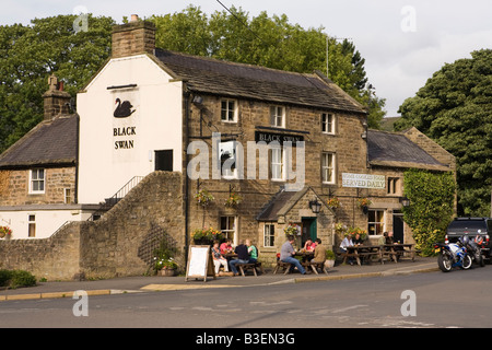 UK Derbyshire Ashover village Black Swan Pub 1740 Stock Photo