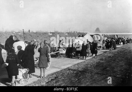 https://l450v.alamy.com/450v/b3f1jc/german-refugees-west-of-breslau-1945-b3f1jc.jpg