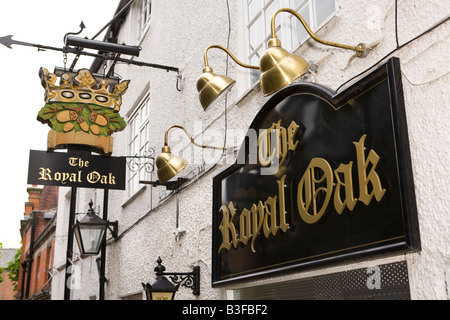 UK Derbyshire Chesterfield The Shambles Royal Oak Inn C12th Chesterfields oldest pub Stock Photo