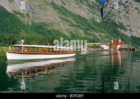 Boat in front of St Bartholomae at the Kings Lake Koenigssee Stock Photo