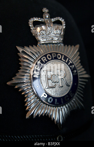 Metropolitan Police London bobby helmet badge Stock Photo - Alamy