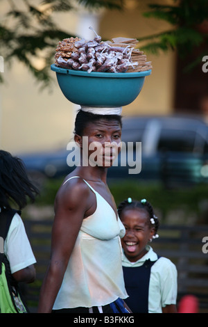 Dominican woman carrying a basin of sweets at her head in Santo Domingo, Dominican Republic Stock Photo