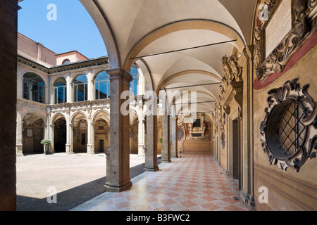 Portico and Courtyard in the Palazzo dell Archiginnasio, Piazza Galvani, Bologna, Emilia Romagna, Italy Stock Photo