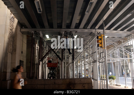 Worker on scaffolding at the Helmsley building 230 Park Avenue in New York Stock Photo