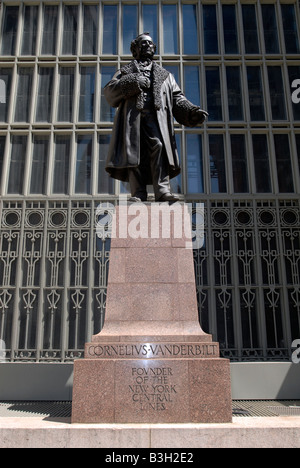 Cornelius Vanderbilt Statue, Grand Central Station, NYC Stock Photo - Alamy