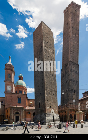 Le Due Torri (The Two Towers) at the end of Via Rizzoli, Piazza di Porta Ravegnana, Bologna, Emilia Romagna, Italy Stock Photo